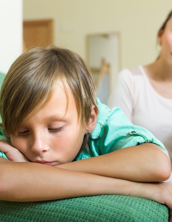 Descubra como acolher, entender e apoiar seu filho com TDAH. Veja os primeiros passos essenciais para ajudar no desenvolvimento dele com empatia e informação.