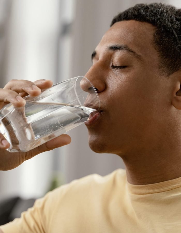 Descubra dicas simples e eficazes para beber mais água todos os dias e manter sua saúde e hidratação em dia, mesmo com a rotina corrida.