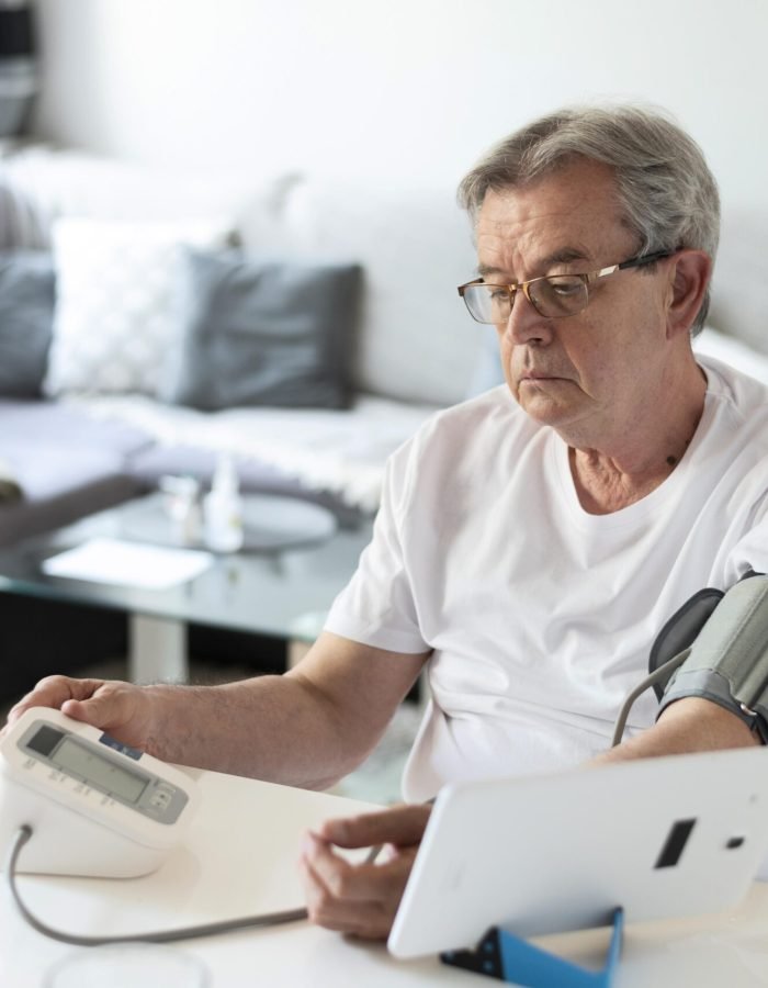 Entenda o que causa a pressão alta, os riscos que ela oferece à saúde e como é possível controlar a hipertensão com hábitos naturais e saudáveis.