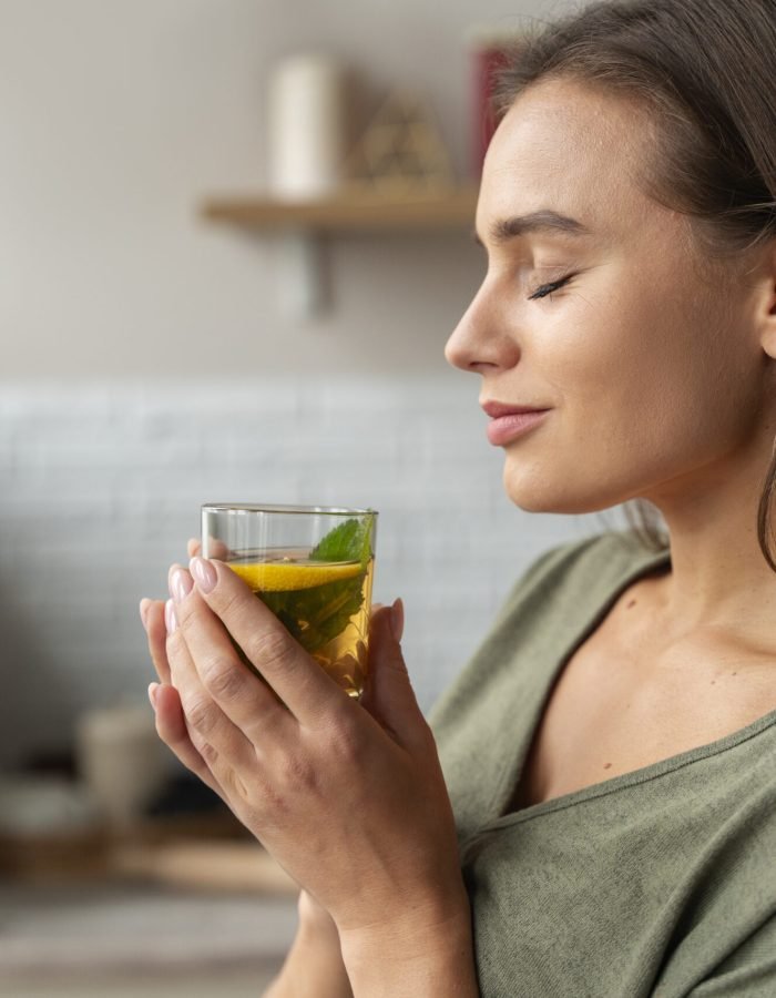 Descubra os 5 melhores chás naturais que ajudam a proteger o coração e acelerar o metabolismo de forma saudável e equilibrada.