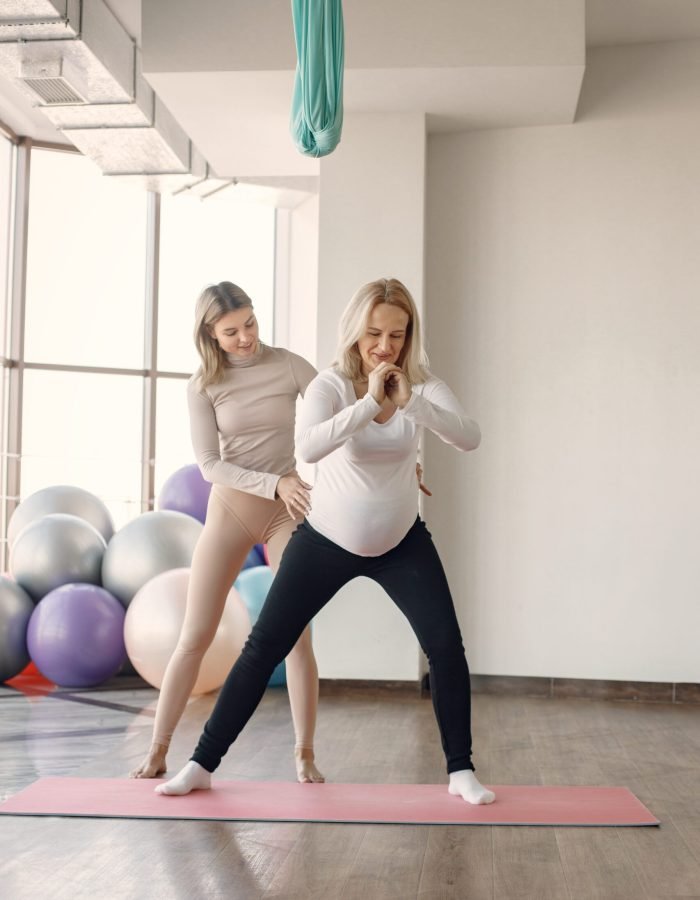 Descubra quais exercícios são seguros na gravidez, seus benefícios para mãe e bebê, e os cuidados essenciais para uma gestação ativa e saudável.