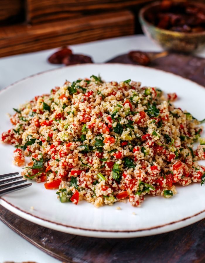 salada-colorida-de-vista-frontal-contendo-legumes-fatiados-dentro-de-chapa-branca-no-chao-marrom