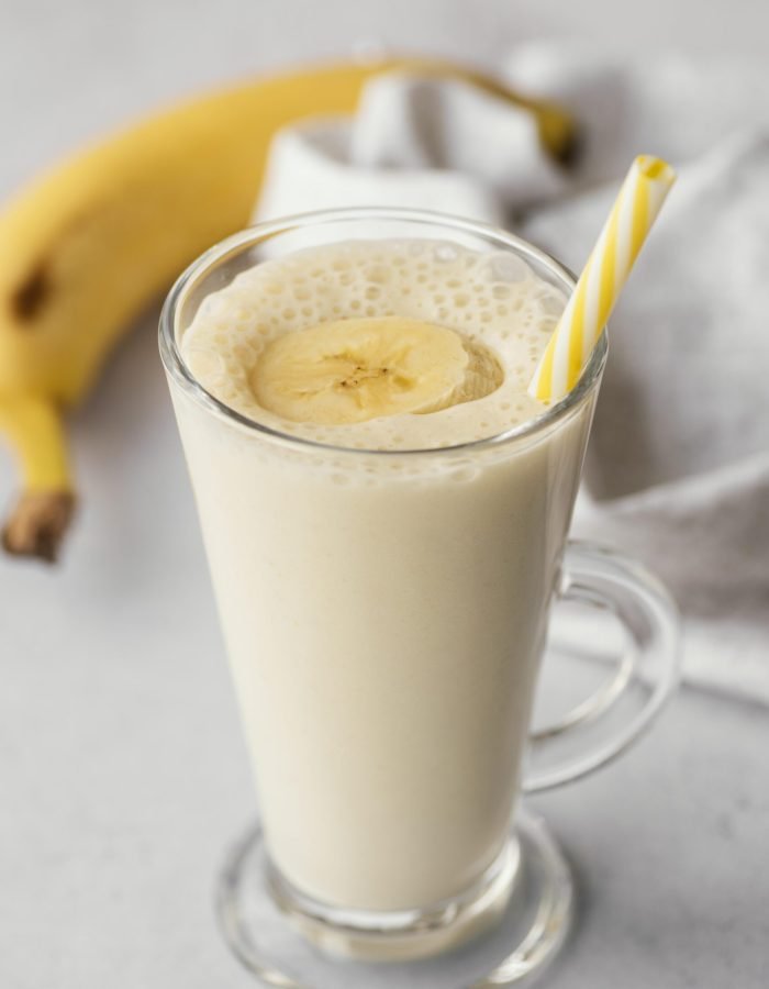 smoothie-de-banana-delicioso-de-angulo-alto
