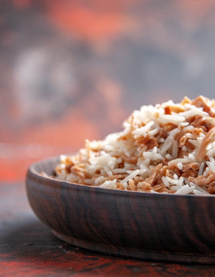 vista-frontal-de-arroz-cozido-com-fatias-de-massa-na-superficie-escura-prato-refeicao-foto-escura-de-comida